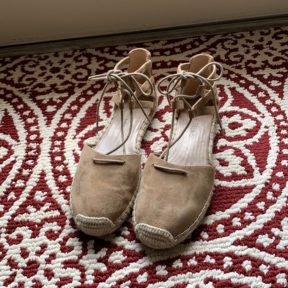 Adorable espadrilles in tan leather.